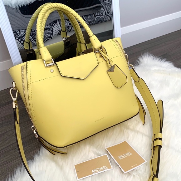 Michael Kors Handbags - Authentic Michael Kors Blakely- Purse- Like NEW!